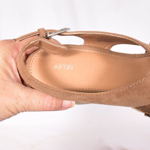 Apt. 9 Women's Wedge Tan Sandals Size 6 - Picture 10 of 10